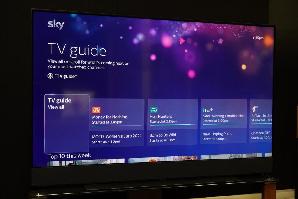 Sky Glass TV mit Anzeige der TV-Guide-Oberfläche.