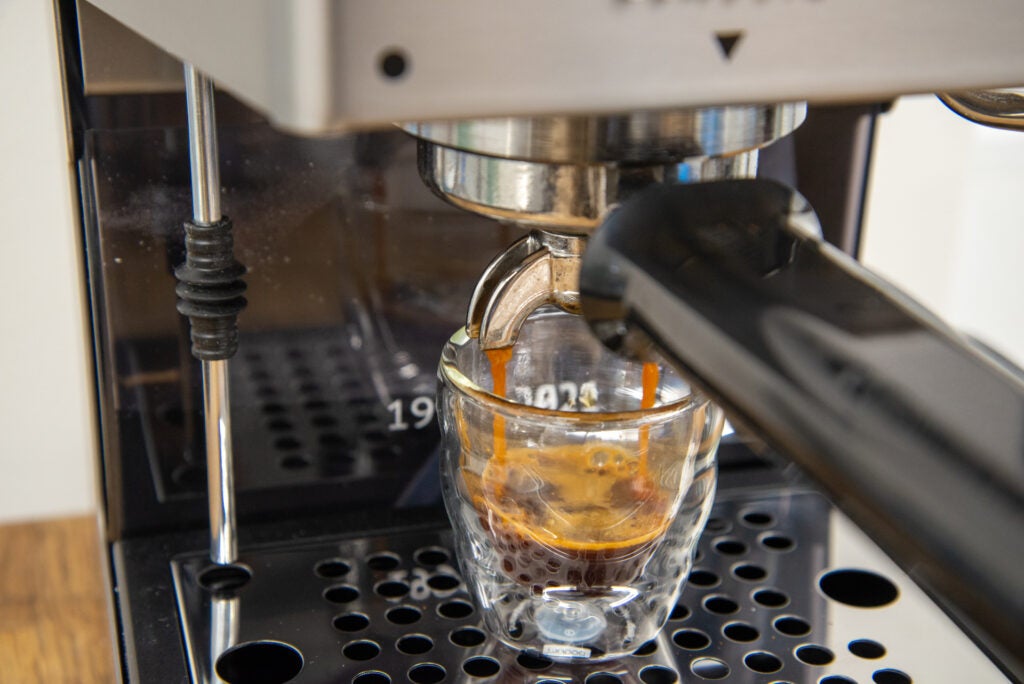 Gaggia Classic 30 Year Limited Edition Espresso einschenken