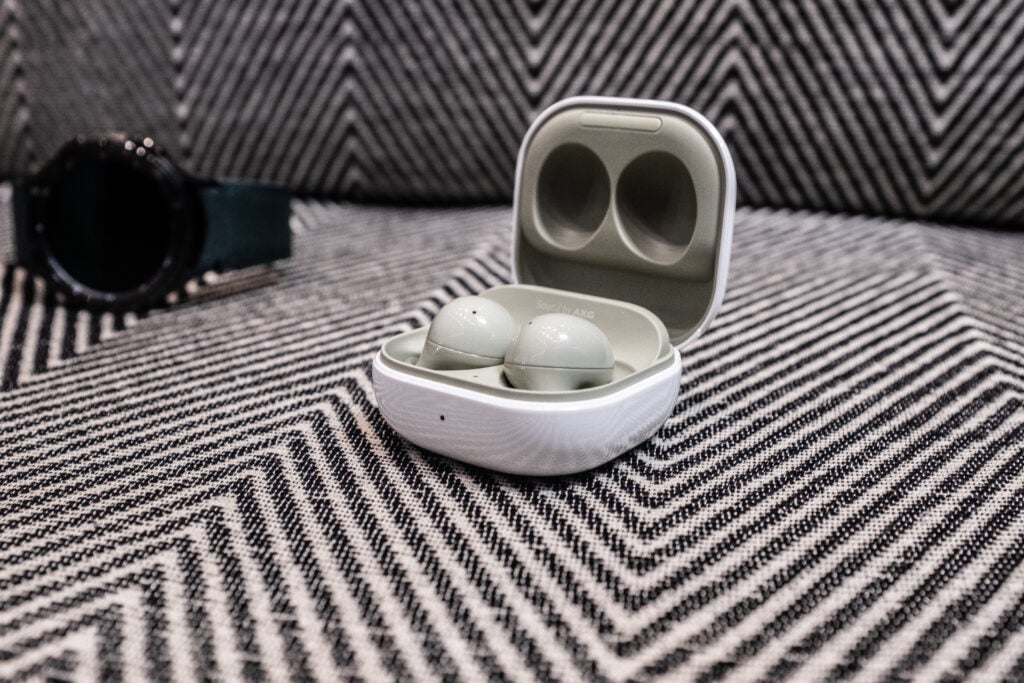 Samsung Galaxy Buds Vorderseite auf Grün