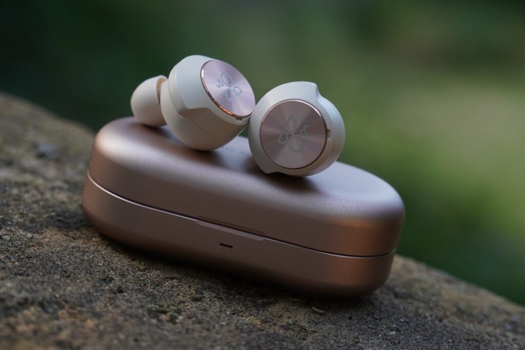 Bang and Olufsen Beoplay EQ auf dem Ladekoffer