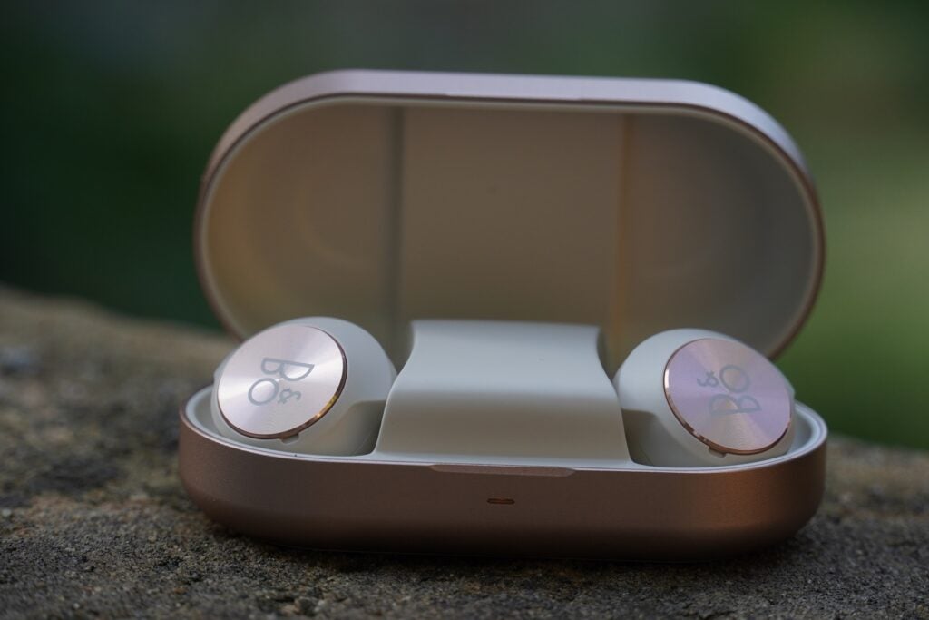 Bang und Olufsen Beoplay EQ im offenen Gehäuse auf einem Felsen