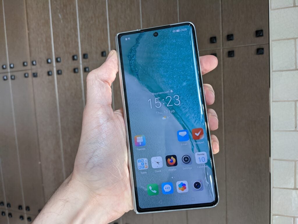 Das Honor Magic V wurde geschlossen und zeigte den großen Frontbildschirm