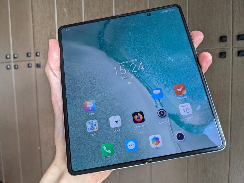 Das Honor Magic V öffnet sich und zeigt das innere Display