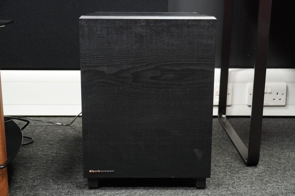 Klipsch Cinema 400 Subwoofer auf dem Boden