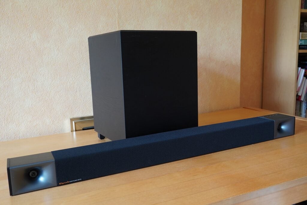 Klipsch Cinema 400 auf einem Tisch