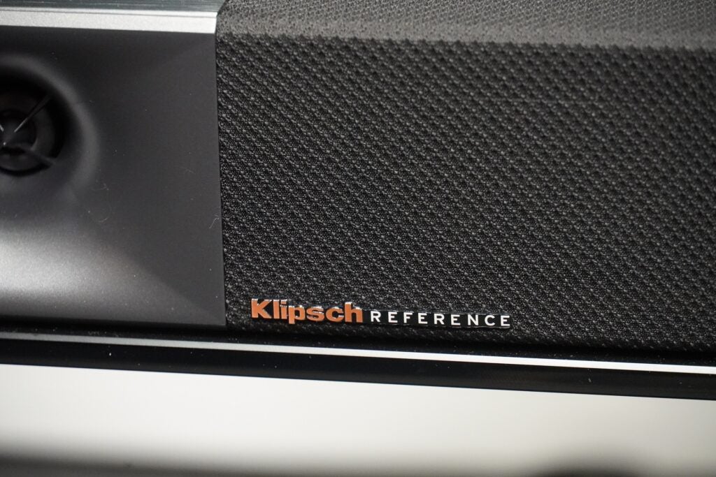 Klipsch Cinema 400-Logodetail und umlaufender Stoff