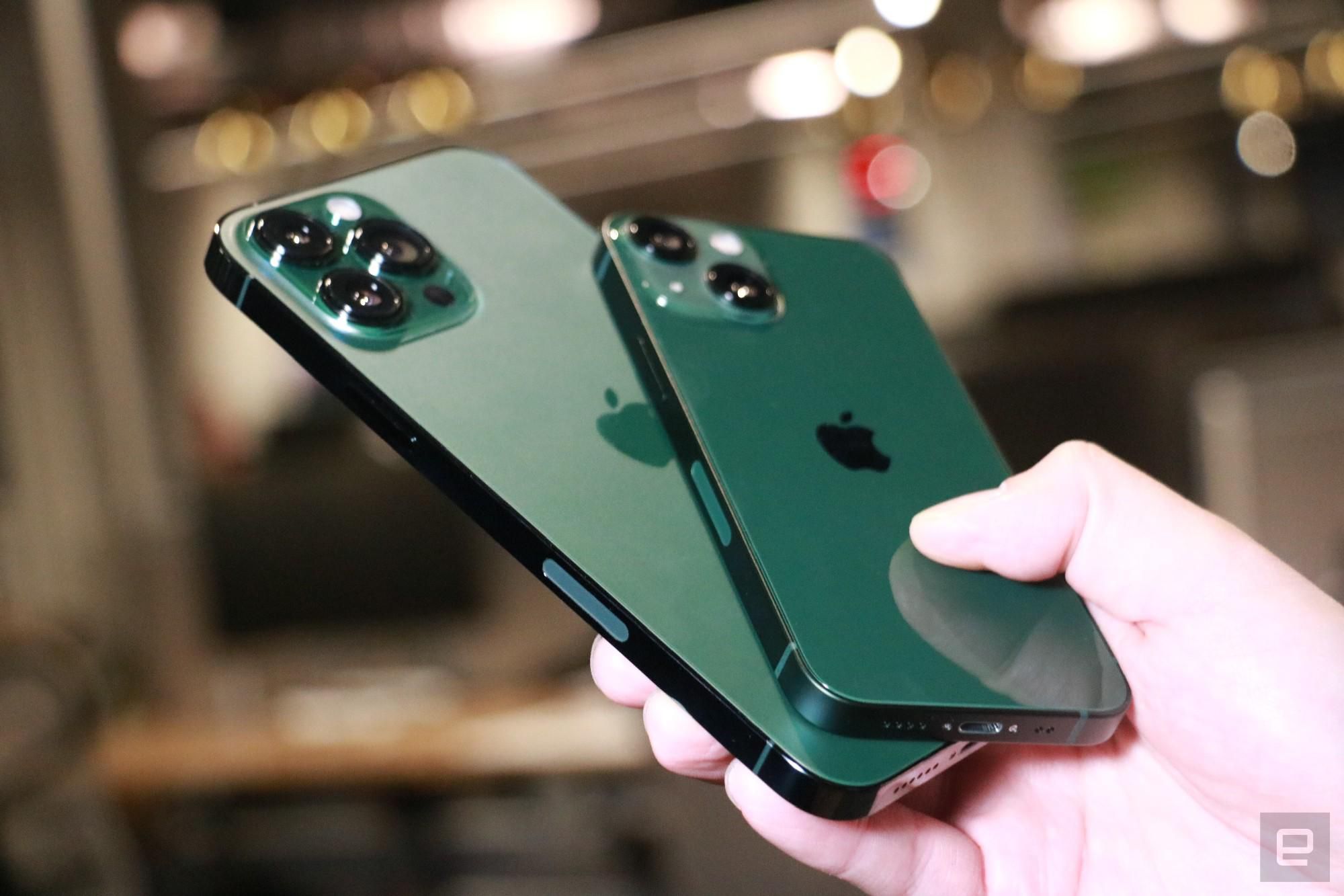iPhone 13 in Gruen und iPhone 13 Pro in Alpengruen