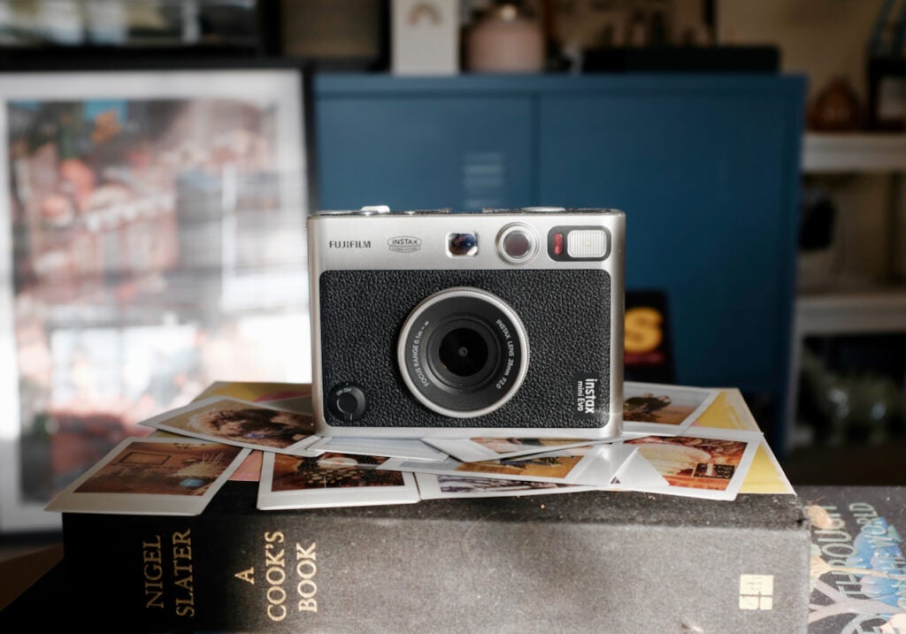 Die Vorderseite der Instax Evo Mini ist zur Kamera geneigt