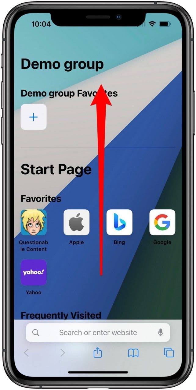 Safari-App mit einer geöffneten Registerkartengruppen-Startseite und einer Markierung, die ein Wischen nach oben anzeigt.