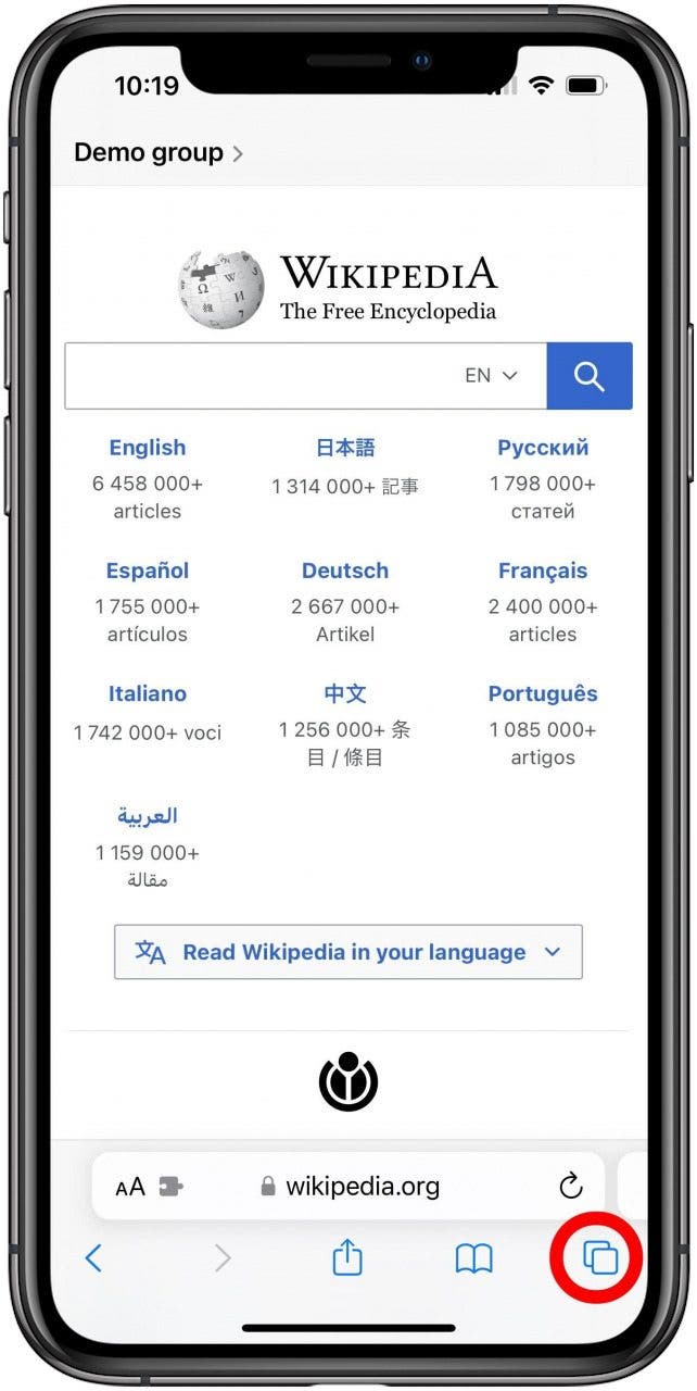Safari mit geöffneter Wikipedia-Hauptseite in einem Gruppen-Tab und markierter Tabs-Schaltfläche.