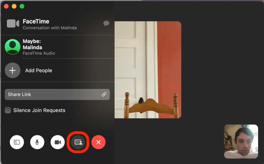 Sobald Sie sich in einem FaceTime-Anruf befinden, klicken Sie auf das Symbol „Bildschirm teilen“.  So funktioniert die Bildschirmfreigabe. 