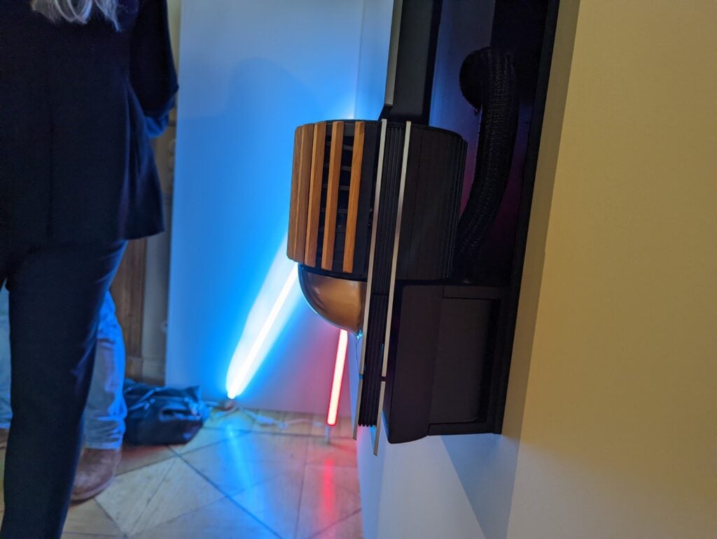 Seitenansicht des Bang and Olufsen Beosound Theatre