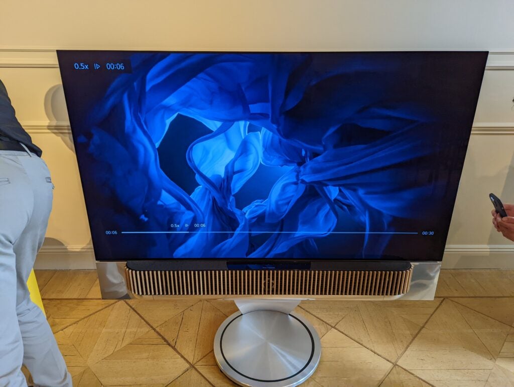 Das Bang and Olufsen Beosound Theatre ist an einen Fernseher angeschlossen
