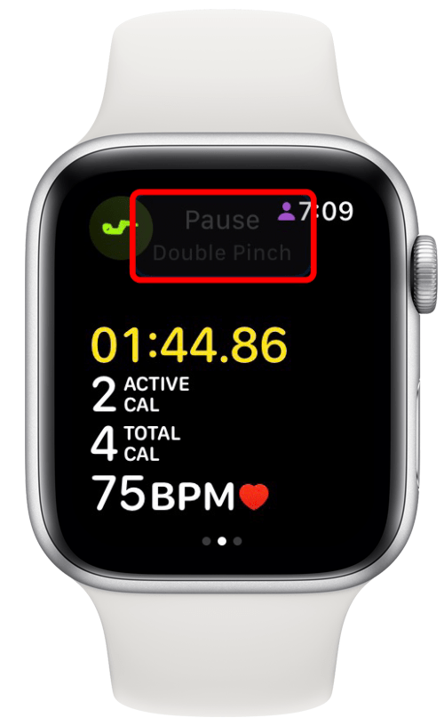 Heben Sie dann, während das Training geöffnet ist, Ihr Handgelenk, um die Apple Watch zu aktivieren, und drücken Sie einfach zweimal, um das Training anzuhalten.  Sie werden ein blinkendes Pop-up sehen, das Sie daran erinnert, wie Sie anhalten können.
