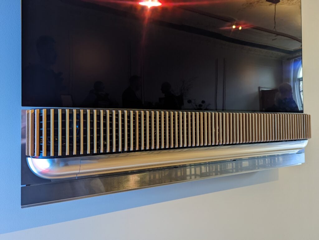 Wandmontiertes Bang & Olufsen Beosound Theater