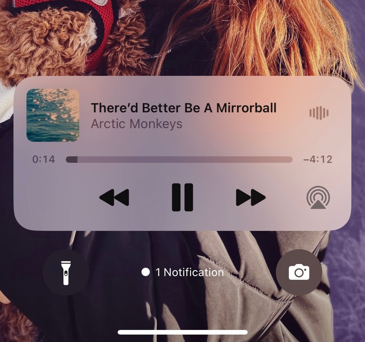 So erhalten Sie Albumcover um den gesamten Sperrbildschirm in iOS