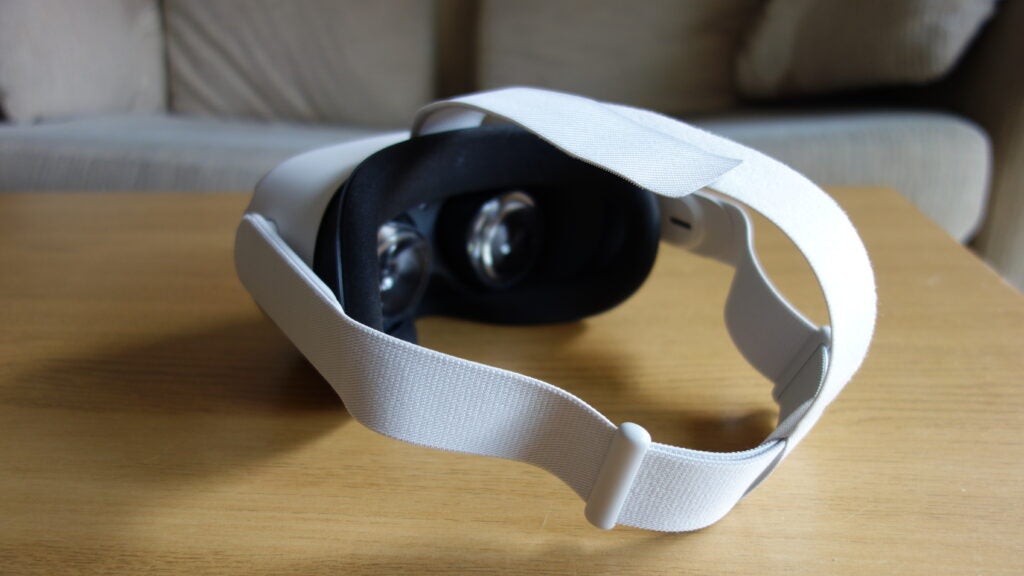 Eine wei&szlig;e Oculus Quest 2 auf einem Holztisch, Ansicht von vorne links