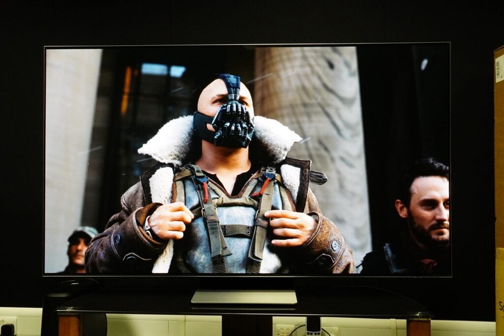 Samsung S95B Bane The Dark Knight steigt auf