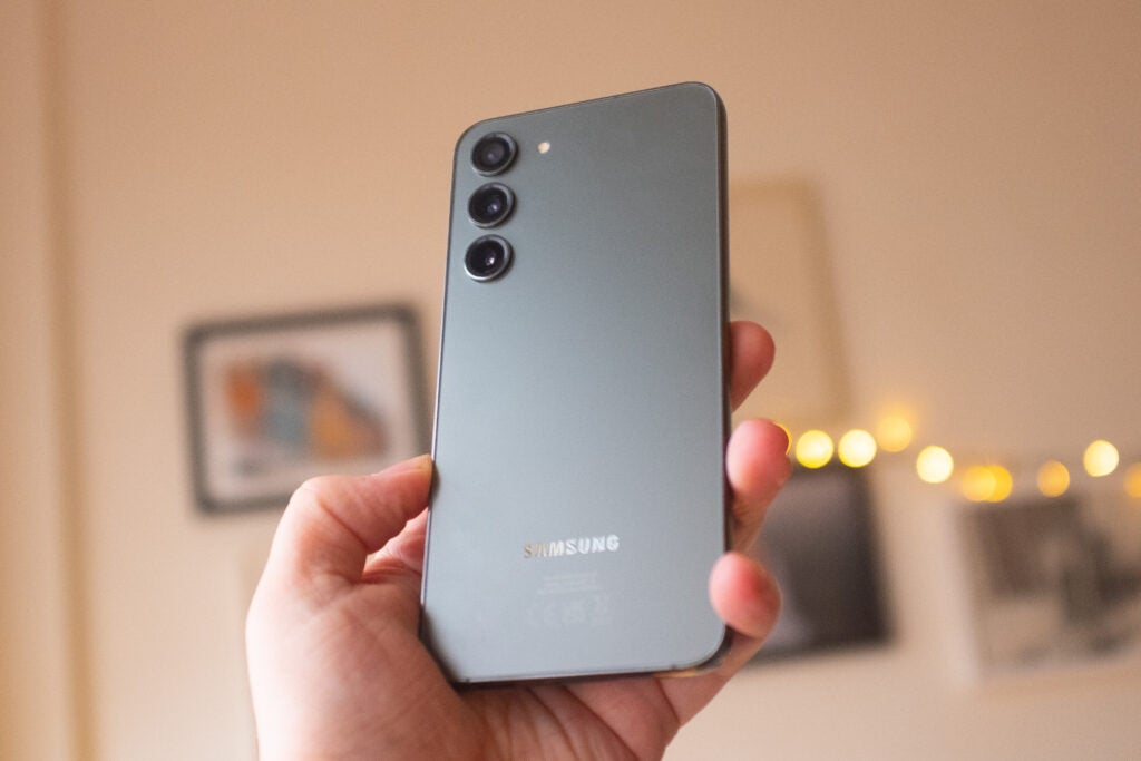 Samsung Galaxy S23 Plus Rückseite in der Hand gehalten