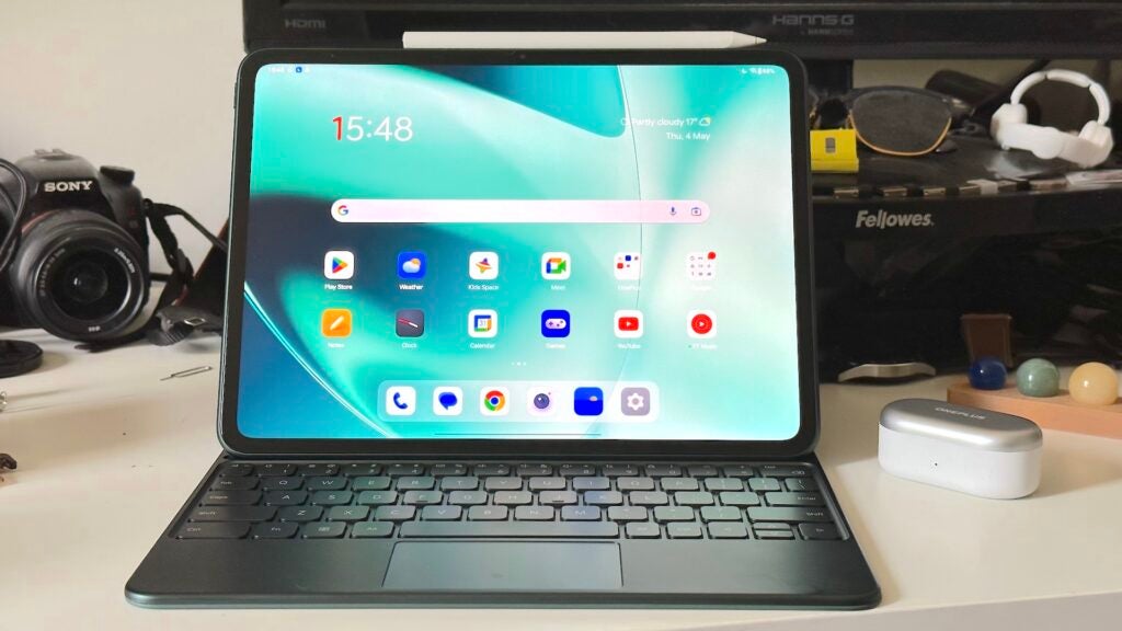 OnePlus Pad mit magnetischer Tastaturhülle und Stylo