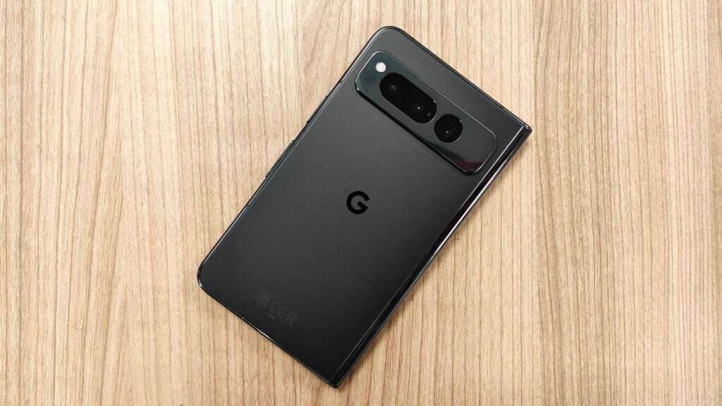 Google Pixel Fold-Smartphone auf Holzoberfläche.
