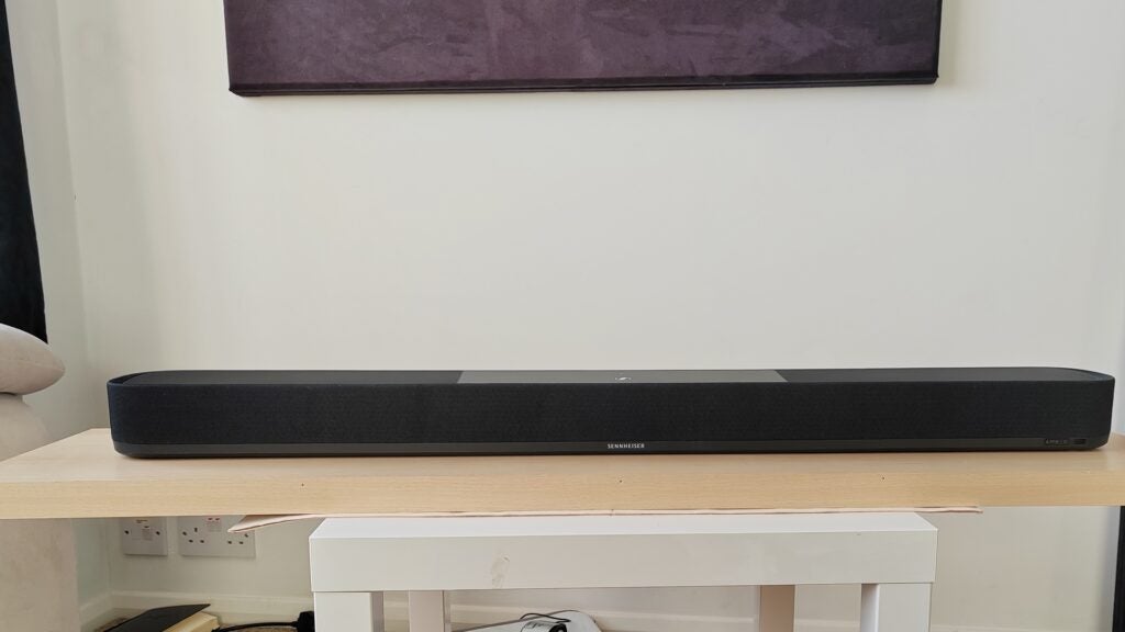 Sennheiser Ambeo Soundbar Plus auf dem Tisch