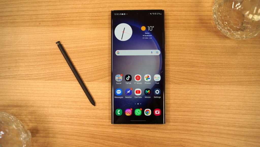 Samsung Galaxy S23 Ultra auf einem Tisch mit dem S Pen-Stift