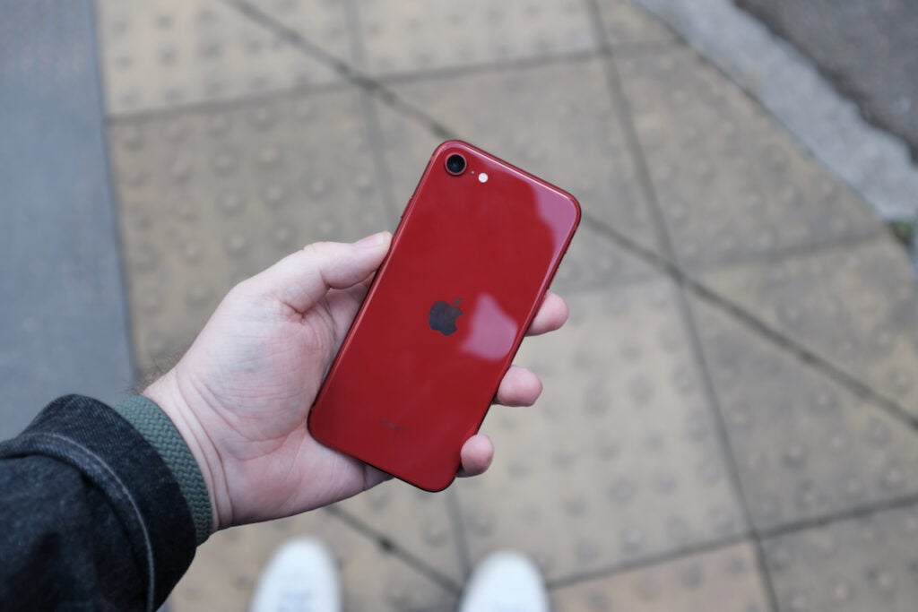 Die Glasrückseite des iPhone SE 2022
