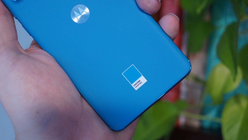 Rückseite des Motorola Edge 40 Neo mit Pantone-Logo