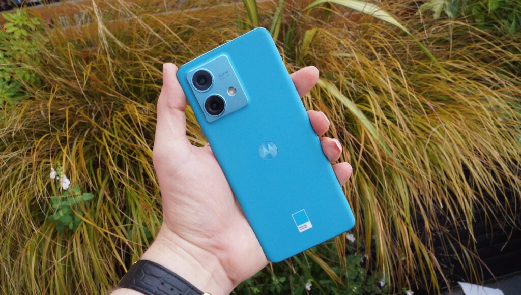 Motorola Edge 40 Neo in der Hand