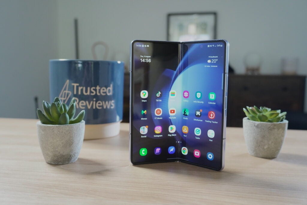 Samsung Galaxy Z Fold 5 halb gefaltet auf einem Tisch