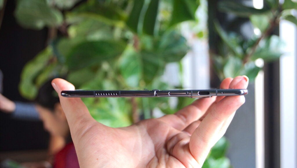 Honor Magic V2 seitlich aufgeklappt