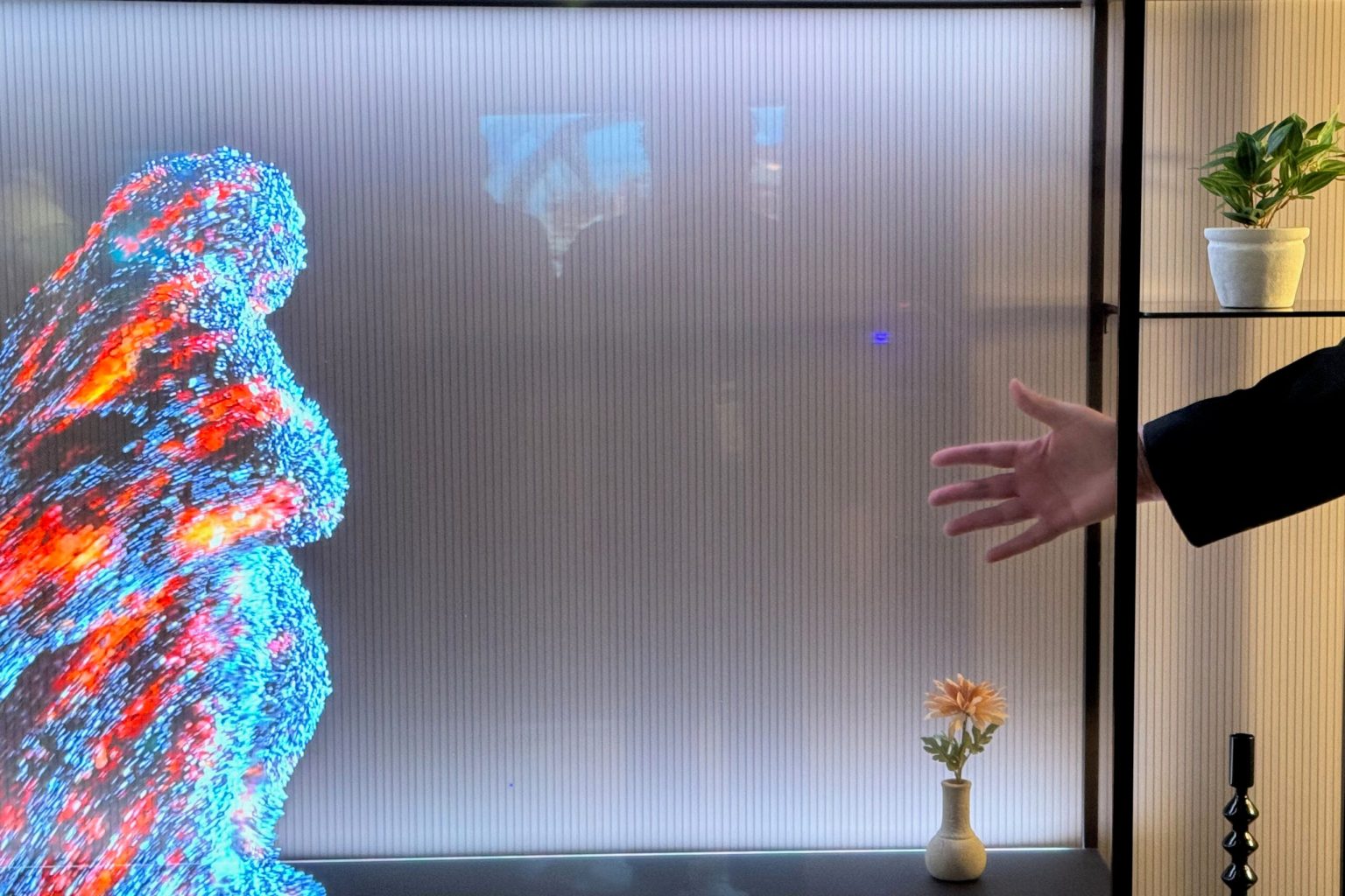 1704787975 Das wild transparente OLED Signature T von LG hinterlaesst einen