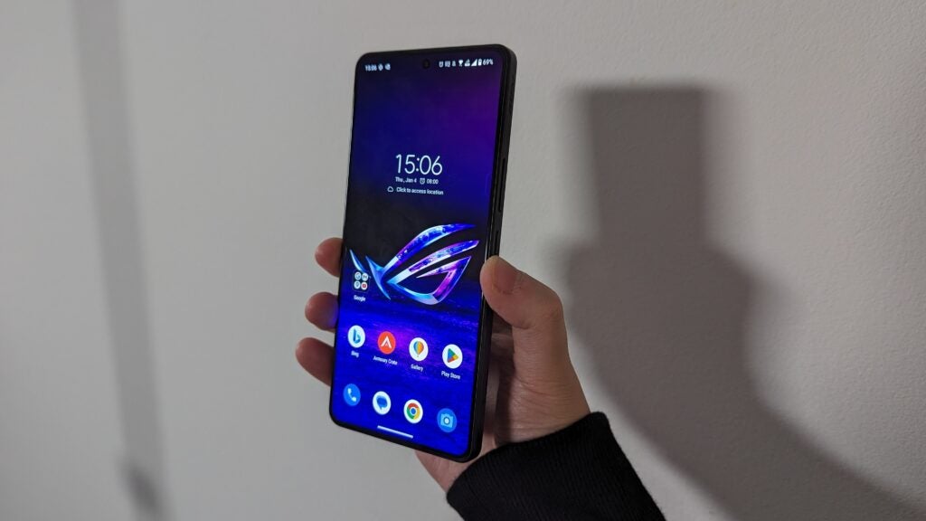 Asus ROG Phone 8 Pro in der Hand