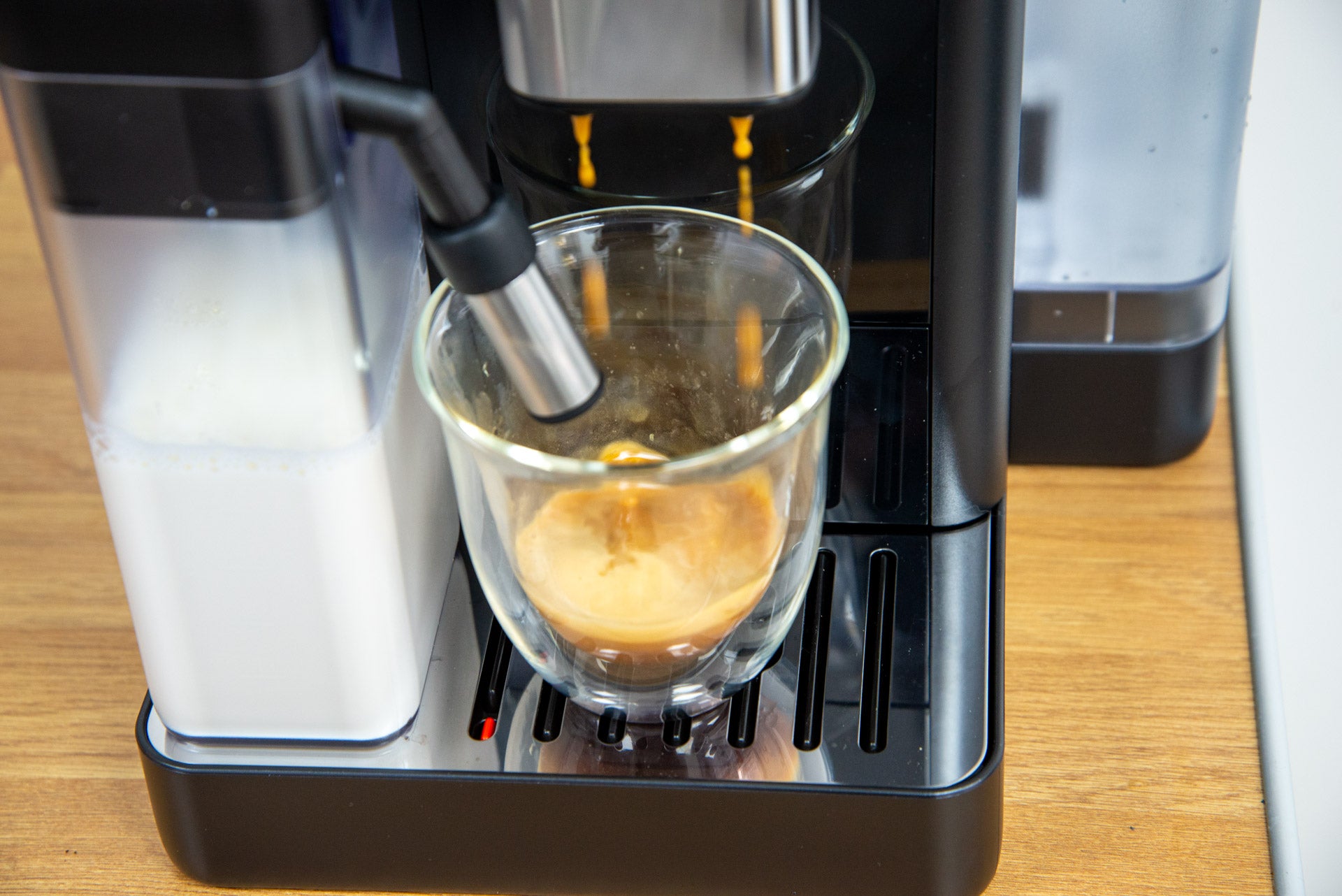 De'Longhi Rivelia schenkt einen flachen Weißwein ein