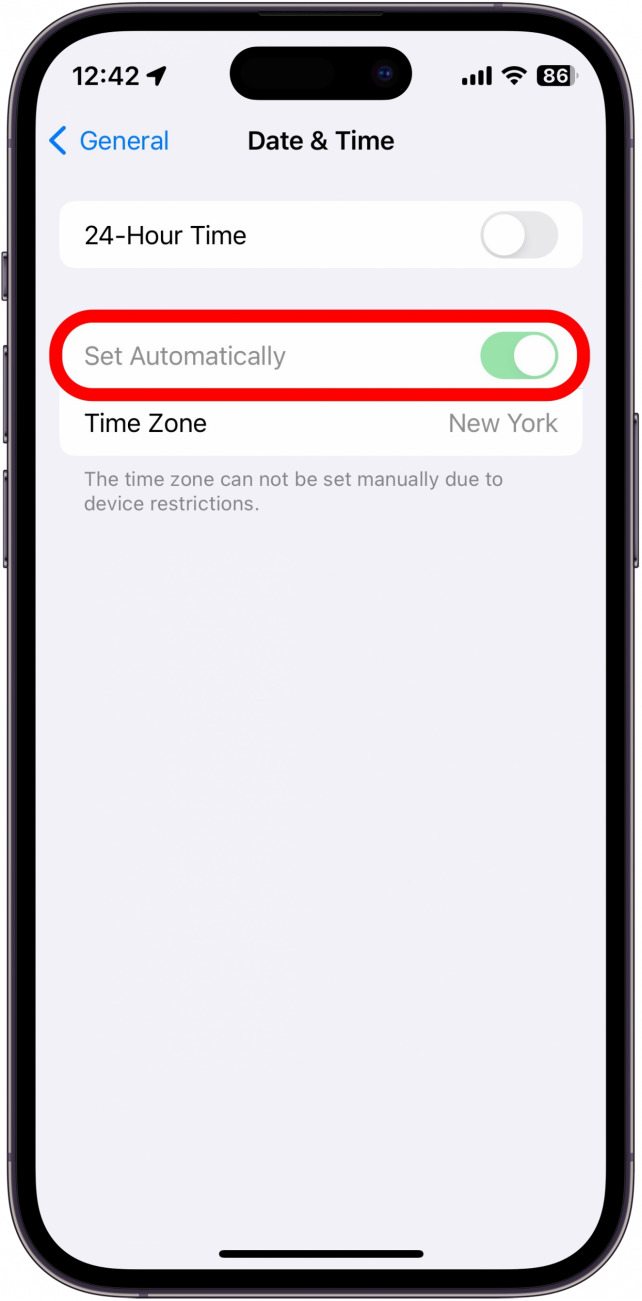 Die Datums- und Uhrzeiteinstellungen des iPhone werden automatisch ausgegraut angezeigt, was darauf hinweist, dass die Einstellung nicht geändert werden kann