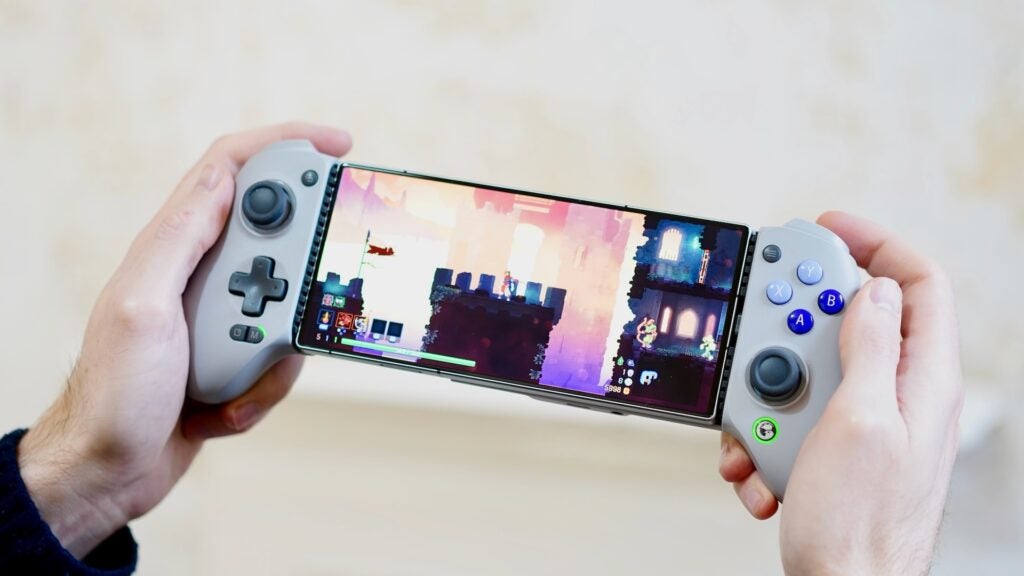 GameSir G8 Galileo spielt Dead Cells in der Hand