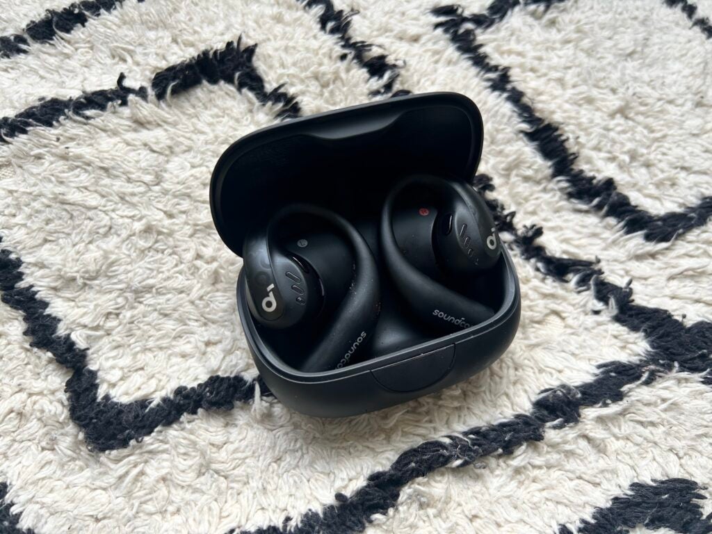 Soundcore AeroFit Pro im Ladekoffer