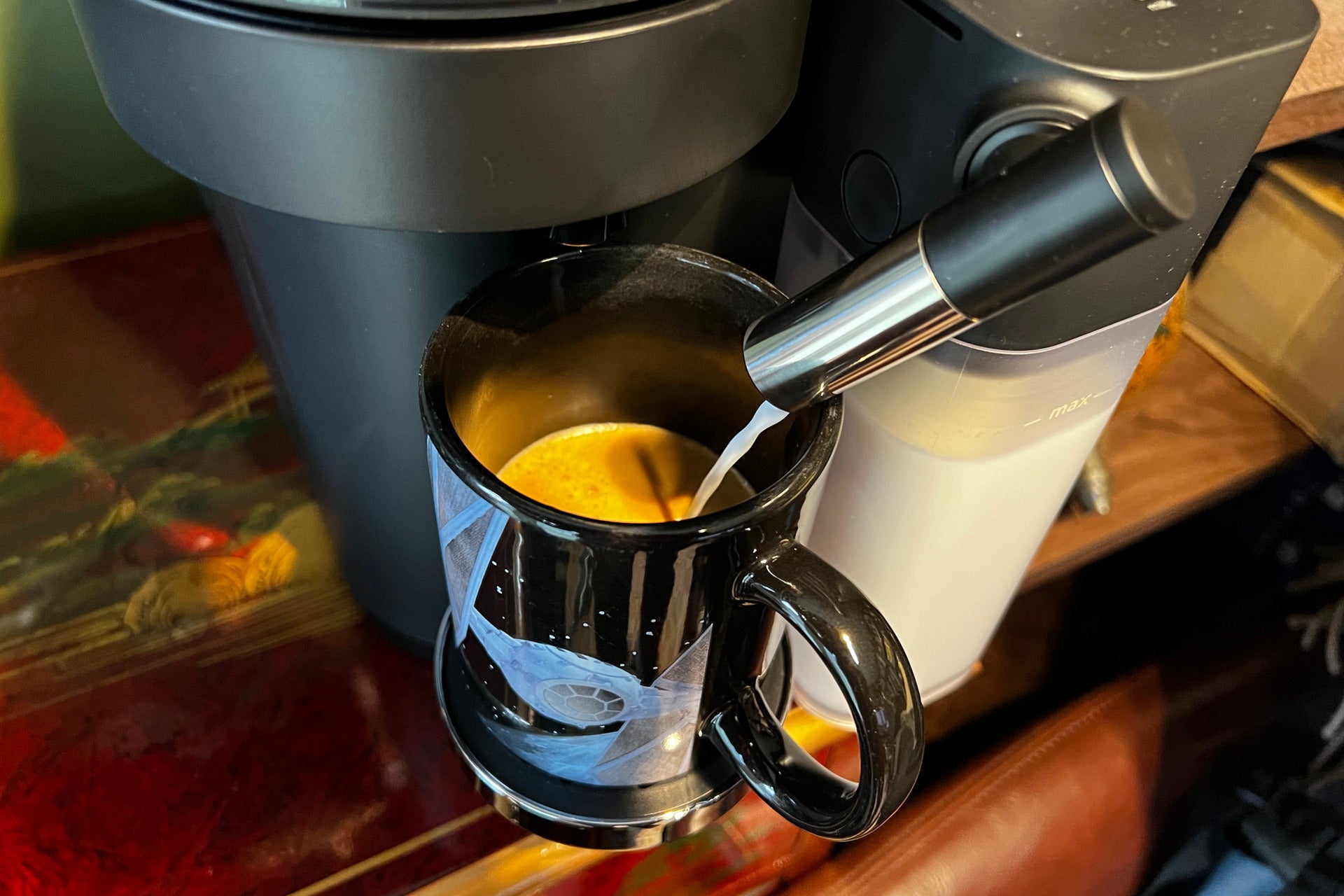 Nespresso Vertuo Lattissima gießt Milch ein