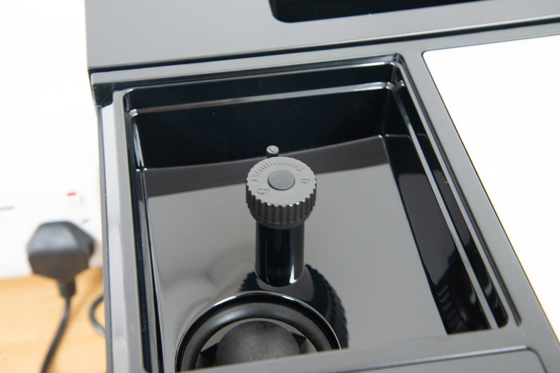 Beko CaffeExperto Bean To Cup Kaffeemaschine Dampfstab Trichter- und Mahlwerksteuerung