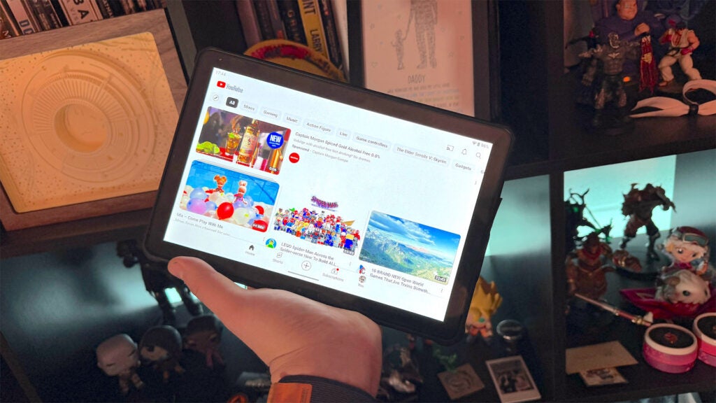 Oukitel RT7 Titan 5G mit der YouTube-App auf dem Bildschirm