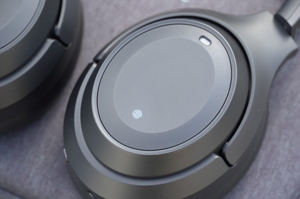SoundMagic P60BT Touchpad