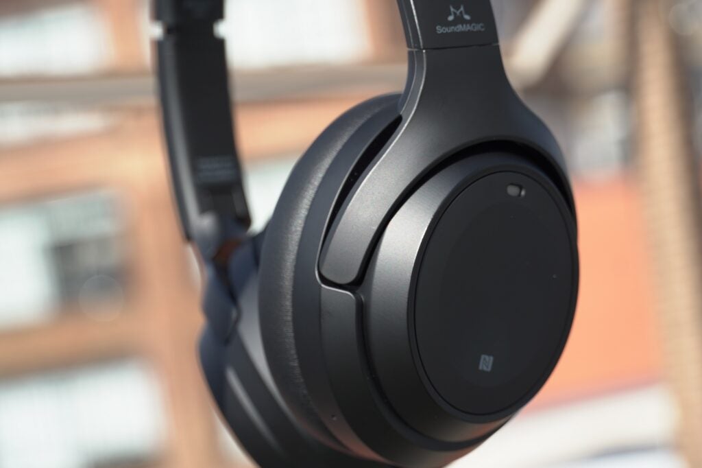 SoundMagic P60BT hängend