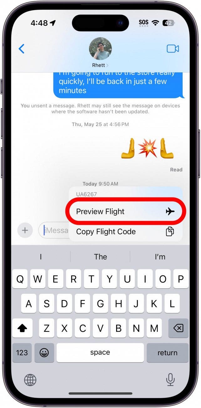 Imessage-Konversation zeigt ein Fenster mit Optionen zur Flugvorschau und zum Kopieren des Flugcodes an, mit einem roten Kreis um die Option zur Flugvorschau