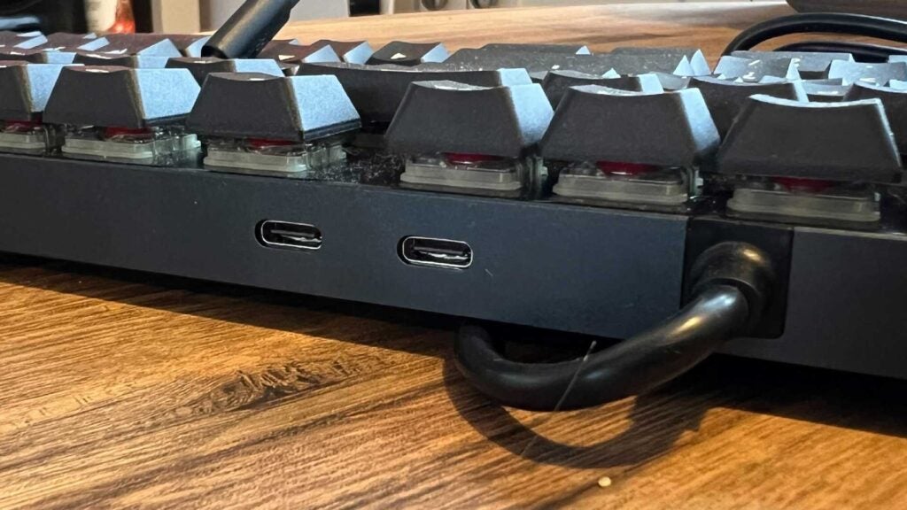 Die Rückseite des Das Keyboard MacTigr zeigt seine beiden USB-C-Anschlüsse.