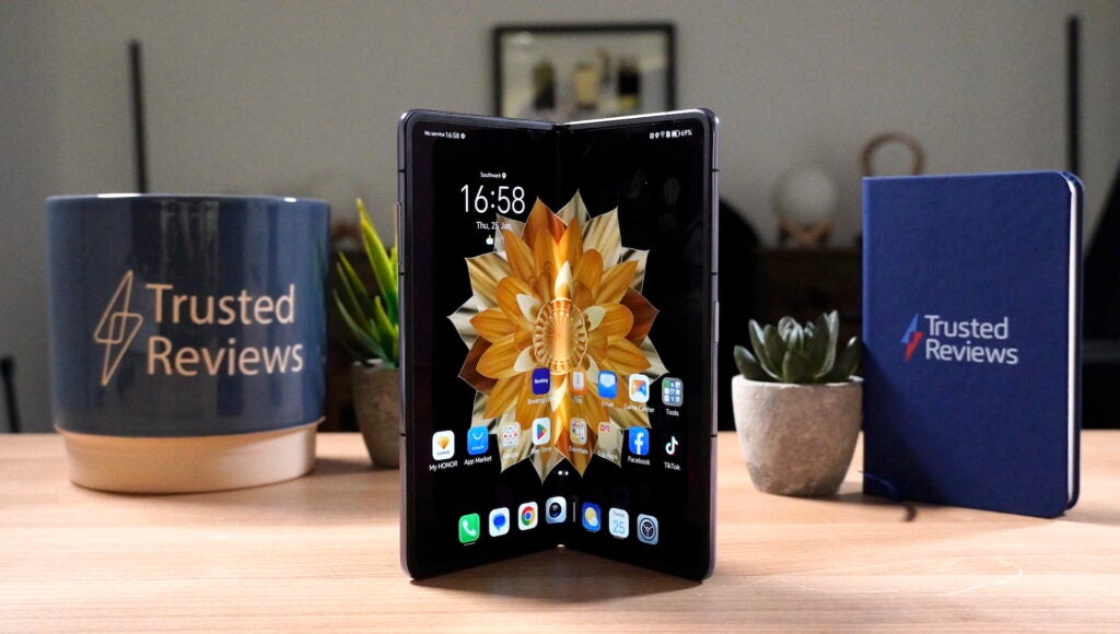 Honor Magic V2 halboffen auf einem Tisch