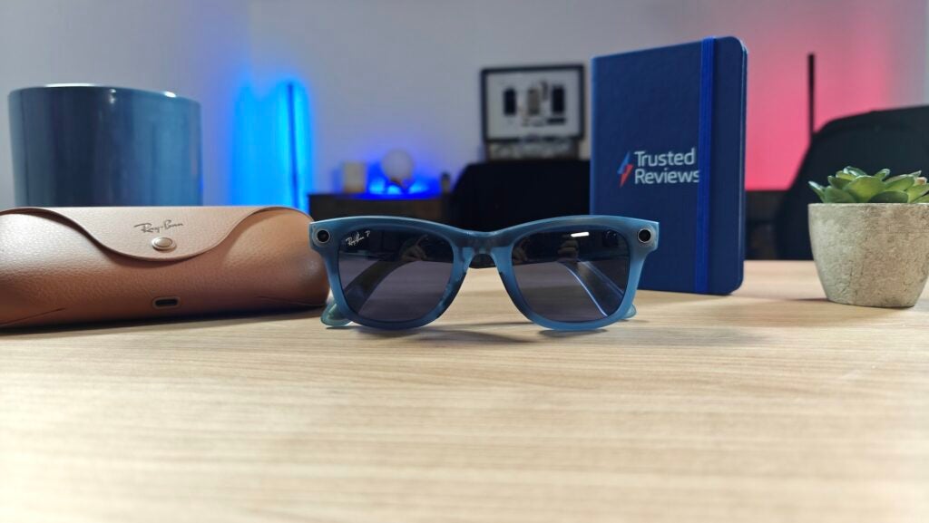 Ray-Ban Meta-Brille auf einem Tisch