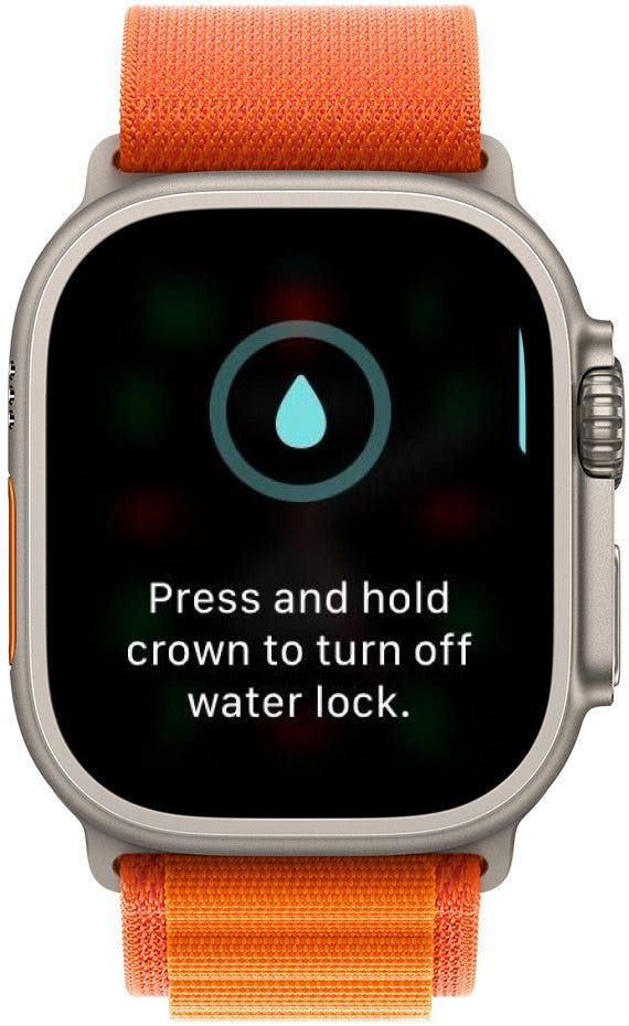 Halten Sie die digitale Krone gedrückt, um Ihr Display zu entsperren und Wasser aus dem Lautsprecher auszustoßen