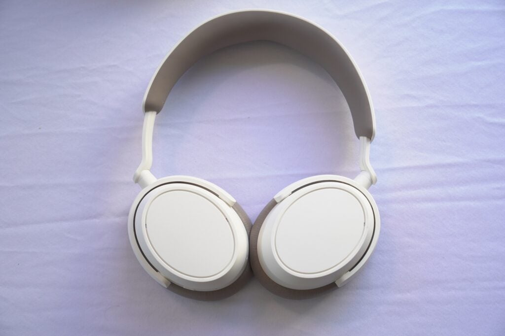 Sennheiser Accentum Plus auf dem Tisch