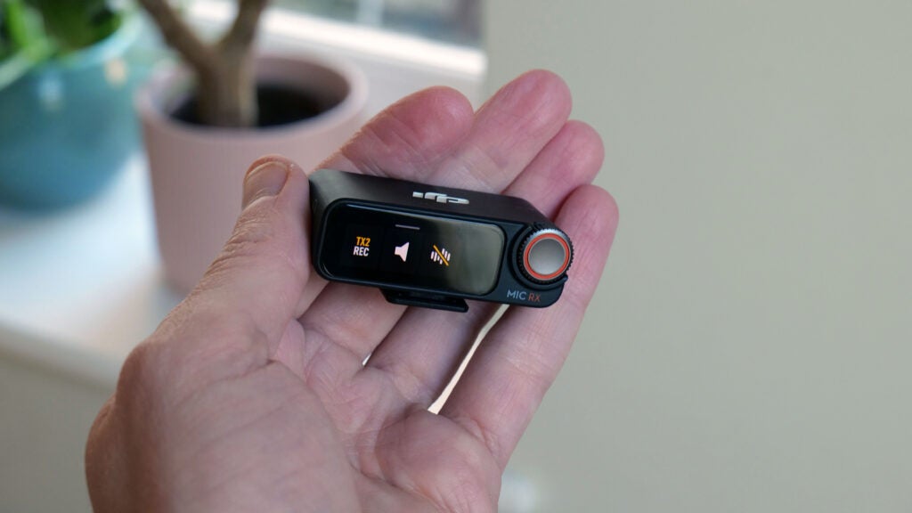 DJI Mic 2 in der Hand
